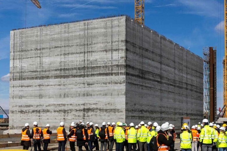 Un caisson de la structure de la future ile artificielle, vu lors d'une visite officielle sur le chantier.