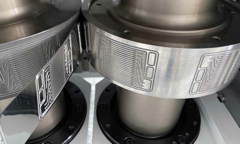Une machine de production de plaques bipolaires pour les piles à combustible à hydrogène.