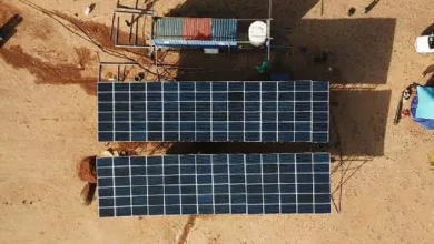 La société utilise des unités de dessalement solaire par osmose inverse.