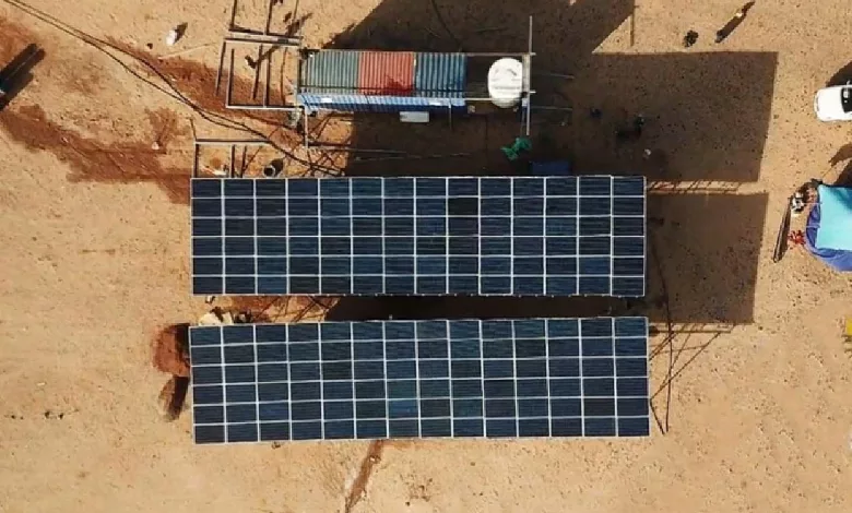 La société utilise des unités de dessalement solaire par osmose inverse.