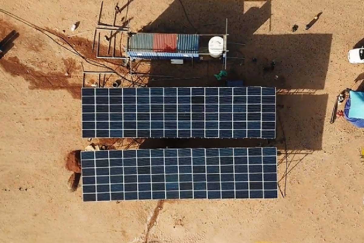 La société utilise des unités de dessalement solaire par osmose inverse.