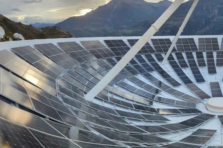 La structure de l'antenne parabolique est réutilisée pour mettre en place des panneaux solaires.