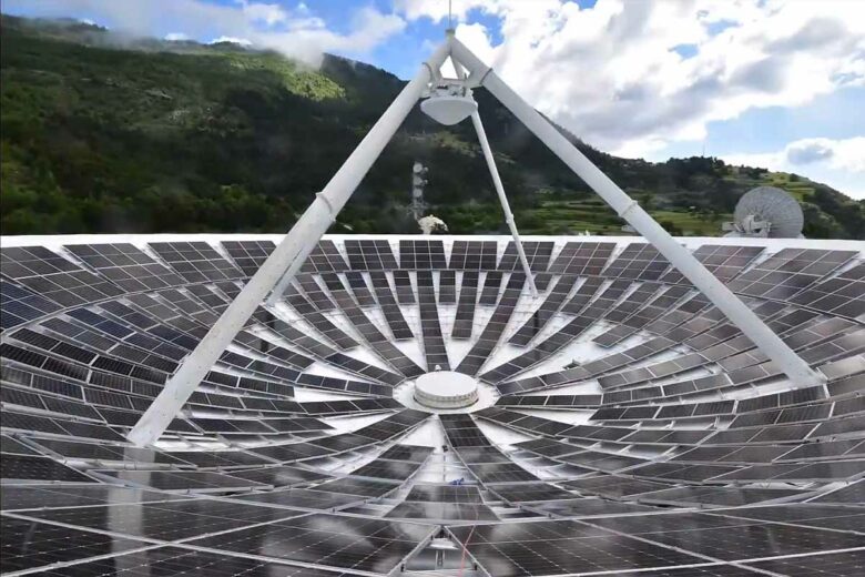Une antenne parabolique géante réutilisée pour produire de l'énergie solaire.