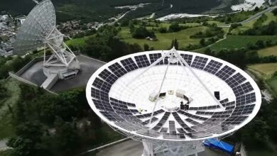 Montage des panneaux solaires dans l'antenne parabolique géante en Suisse.