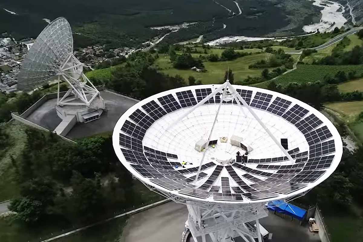 Montage des panneaux solaires dans l'antenne parabolique géante en Suisse.