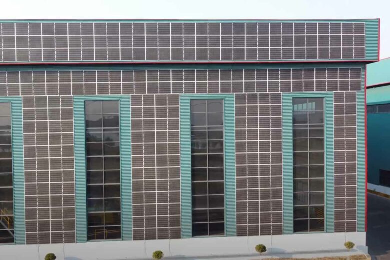 La technologie de panneaux solaires Sunman permet également d'équiper des façades entières de bâtiments.
