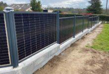 Des panneaux photovoltaïques bifaciaux en guise de clôture, pratique et esthétique.