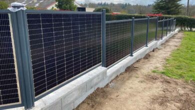 Des panneaux photovoltaïques bifaciaux en guise de clôture, pratique et esthétique.