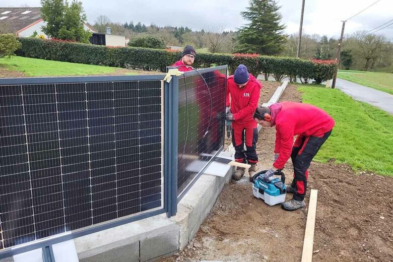 Installation d'une clôture en panneaux solaires.