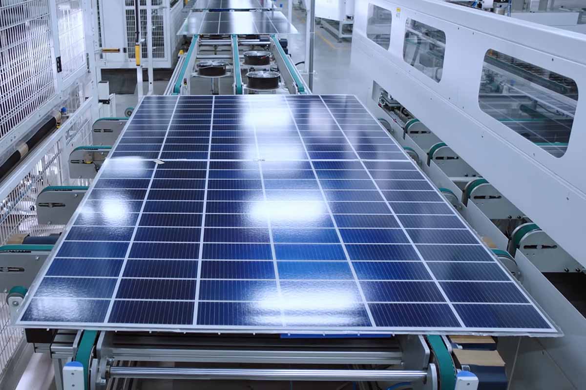 Les derniers modèles de panneaux solaire Vertex N en cours de production dans une usine de Trina Solar.