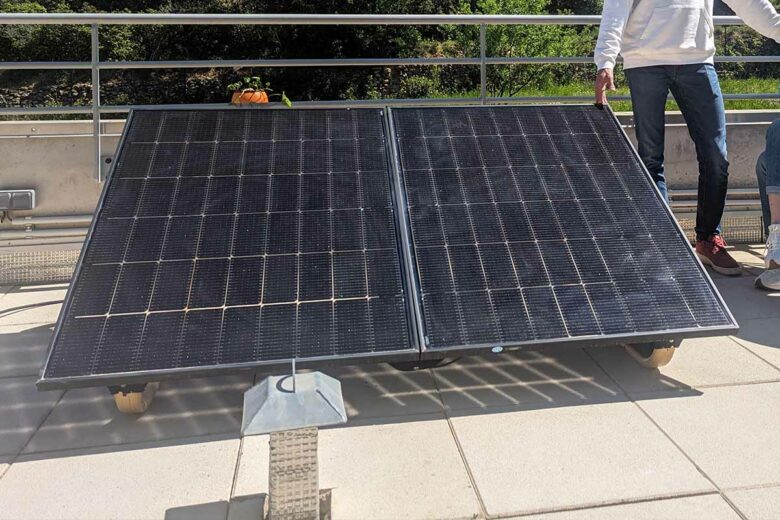 La solution de panneaux solaires plug and play DualSun pour l'autoconsommation lorsque la toiture n'est pas adaptée.