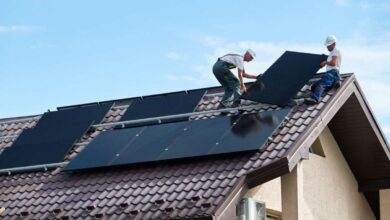 Des panneaux solaires avec un cadre noir et une feuille arrière noire pour une fiabilité, des performances et une esthétique à long terme.