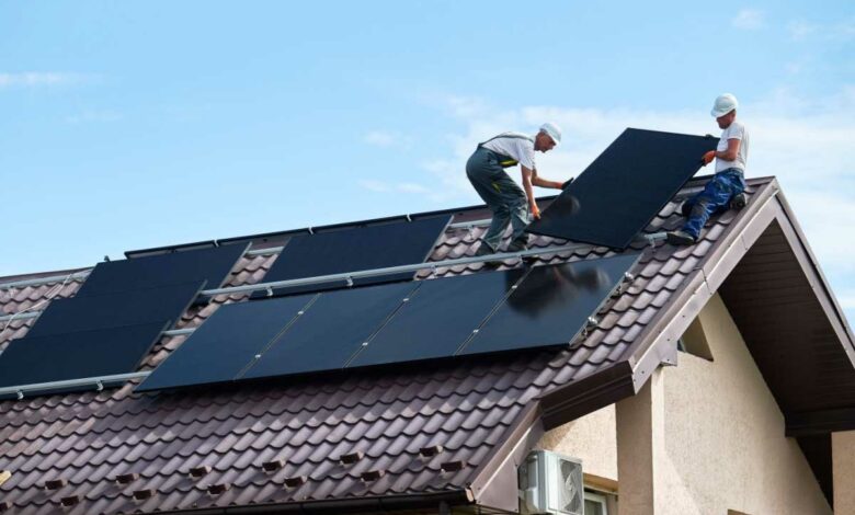 Des panneaux solaires avec un cadre noir et une feuille arrière noire pour une fiabilité, des performances et une esthétique à long terme.