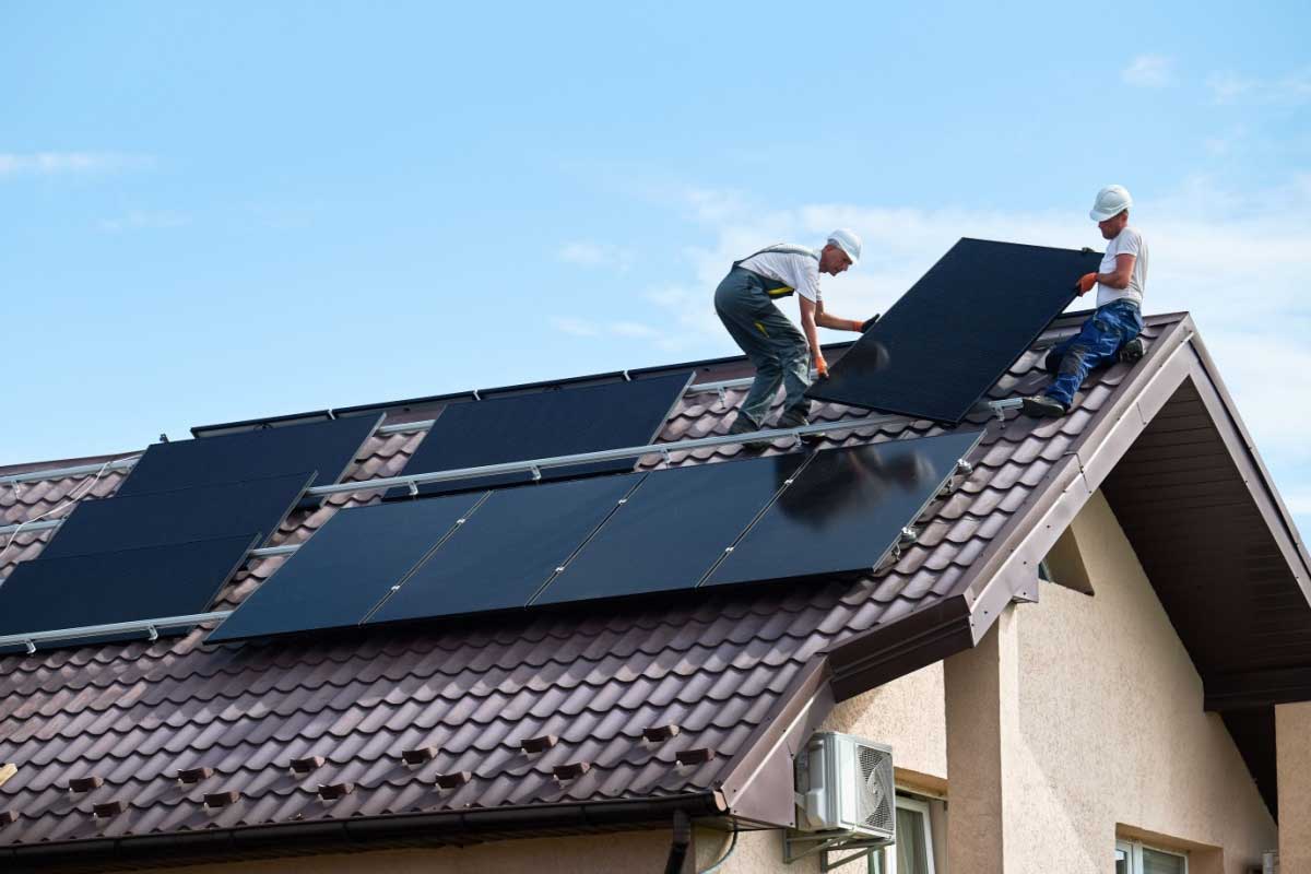 Des panneaux solaires avec un cadre noir et une feuille arrière noire pour une fiabilité, des performances et une esthétique à long terme.