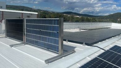 La société SUD Renovables teste actuellement des panneaux solaires bifaciaux en position verticale sur le toit de son bâtiment.