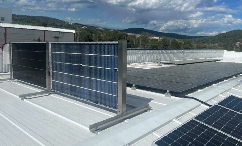 La société SUD Renovables teste actuellement des panneaux solaires bifaciaux en position verticale sur le toit de son bâtiment.