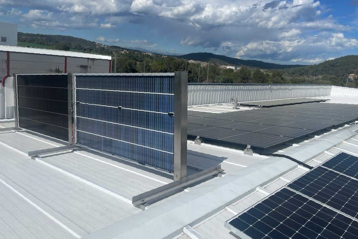 La société SUD Renovables teste actuellement des panneaux solaires bifaciaux en position verticale sur le toit de son bâtiment.