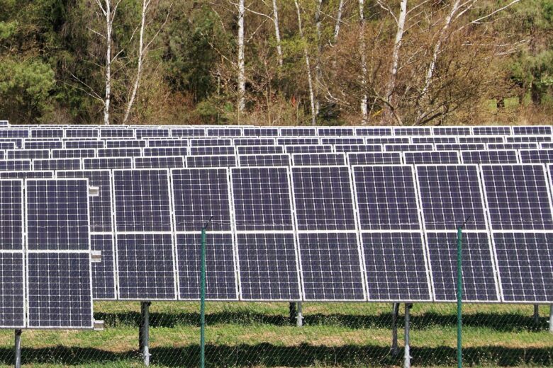 L'installation de panneaux solaires à la verticale serait peut-être plus efficace.