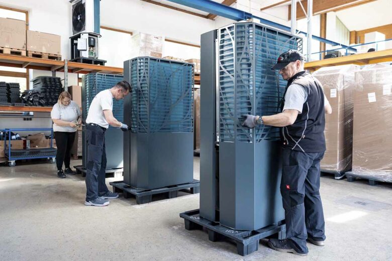 Fabrication des pompes à chaleur dans les ateliers de Lambda.