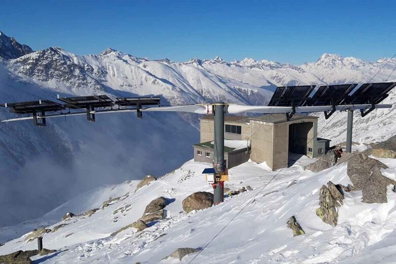 Des tests de systèmes hybrides combinant solaire et éolien ont lieu actuellement en Suisse.