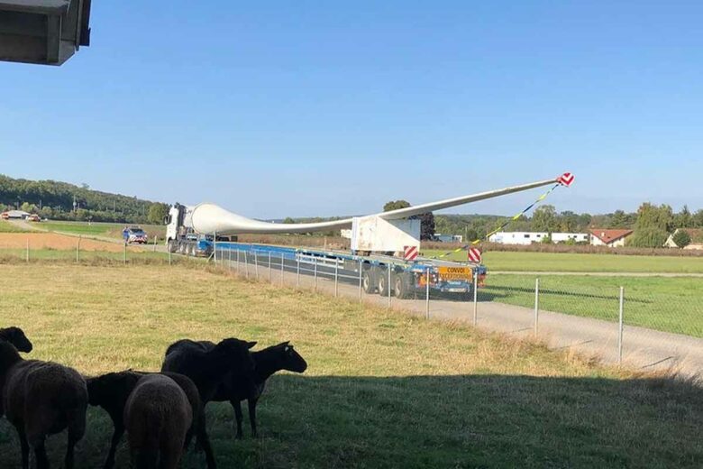 Des pales d'éoliennes sont recyclées pour installer des panneaux solaires en montagne.