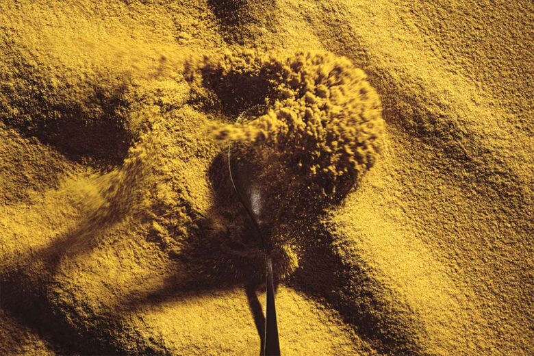 La soleine est une protéine aérienne qui se présente sous forme d'une pourdre jaune.
