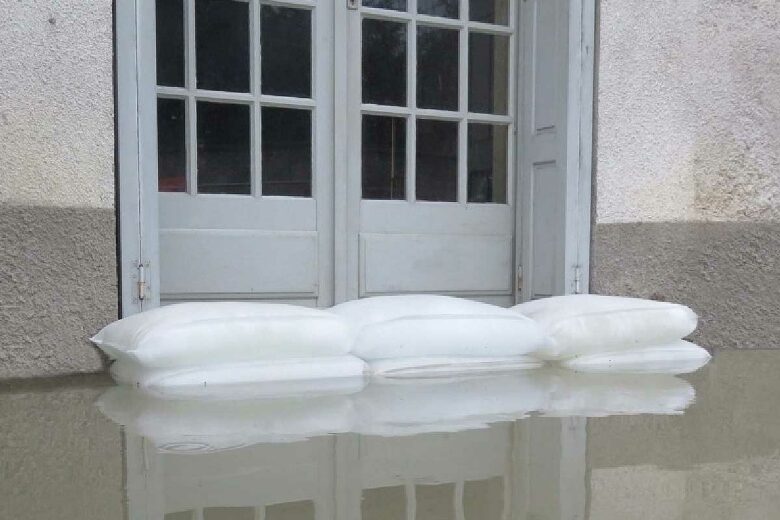 Des sacs anti-inondation superposables qui s'installent en quelques minutes.