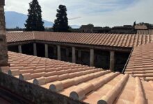 Des tuiles photovoltaïques sur le toit d'une villa du site historique de Pompéi.