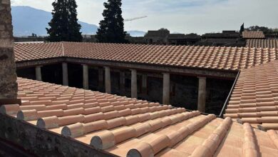 Des tuiles photovoltaïques sur le toit d'une villa du site historique de Pompéi.