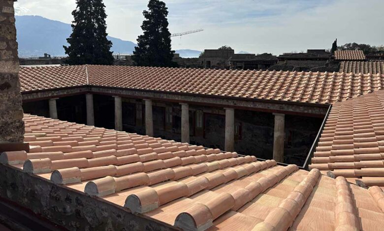 Des tuiles photovoltaïques sur le toit d'une villa du site historique de Pompéi.