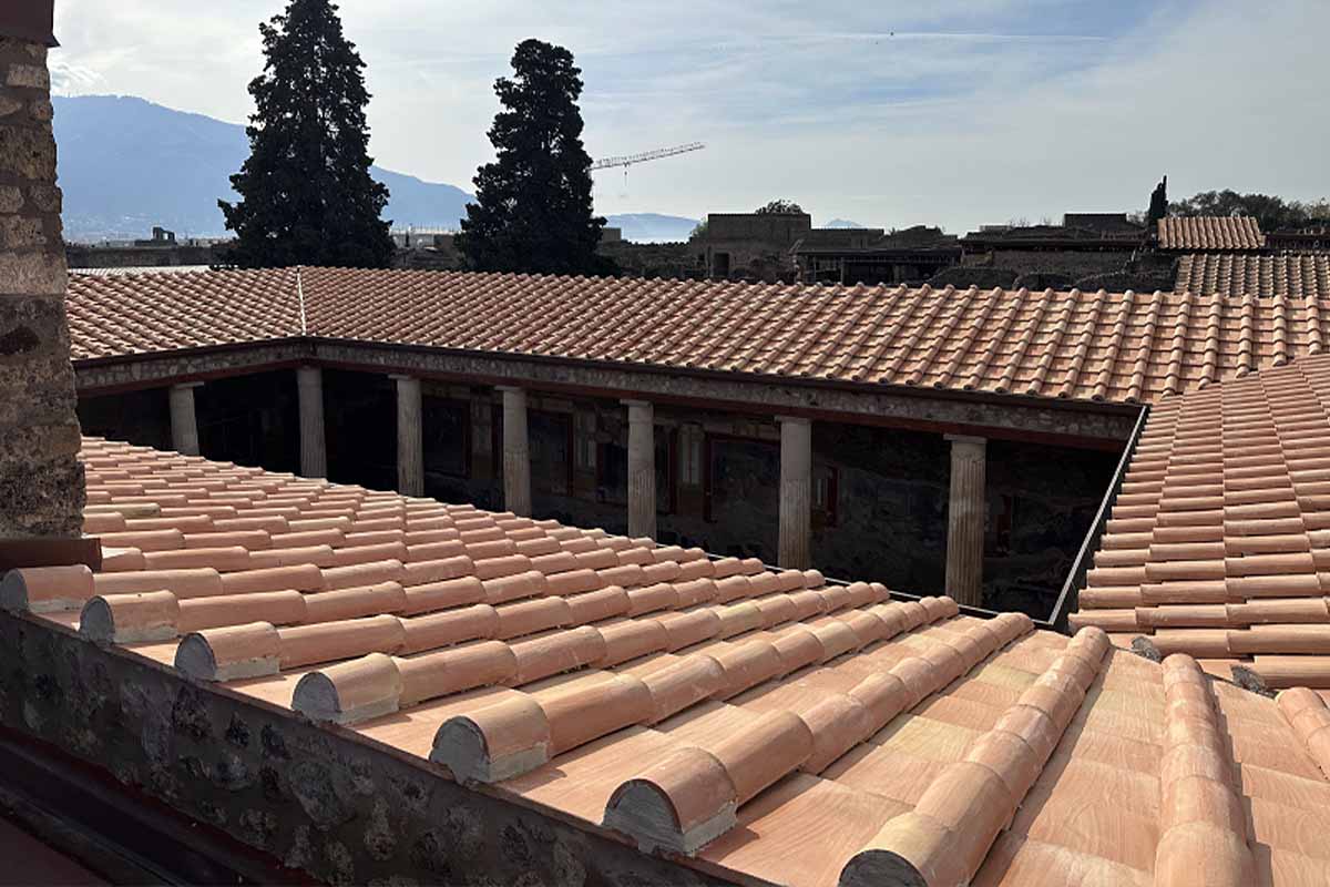 Des tuiles photovoltaïques sur le toit d'une villa du site historique de Pompéi.