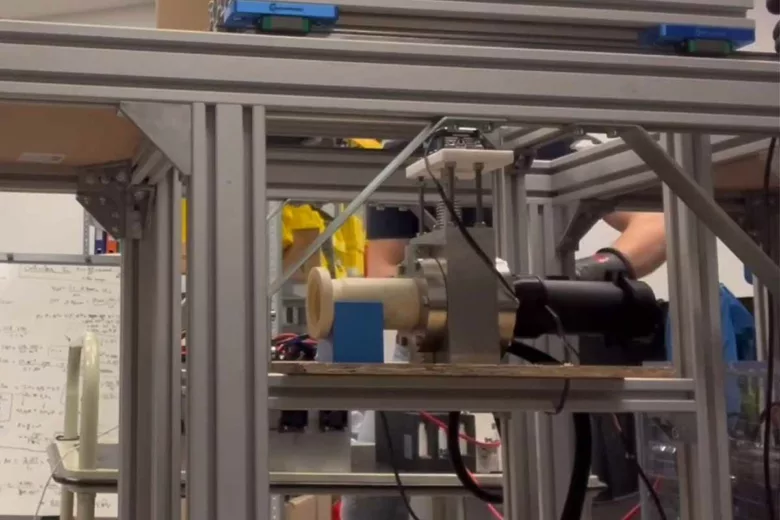 Un prototype de réacteur à plasma lors de tests en laboratoire.