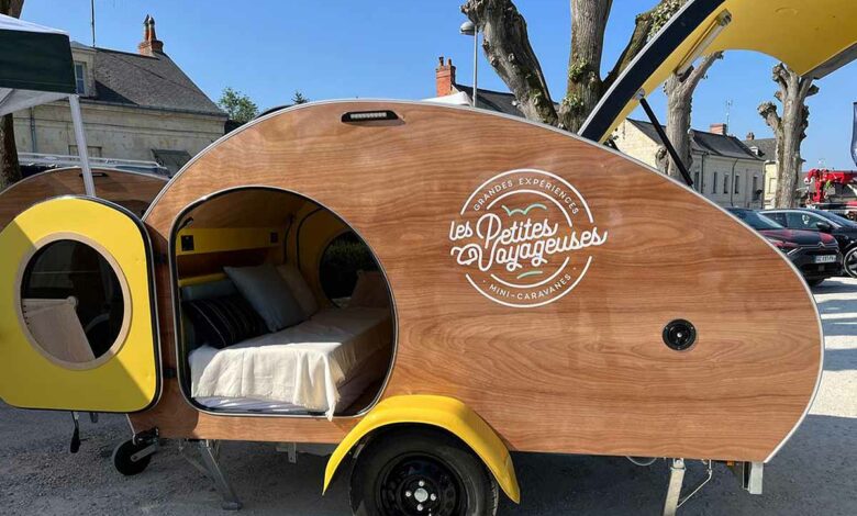 La petite boussole est un modèle joyeux parsemé d'une belle couleur jaune.