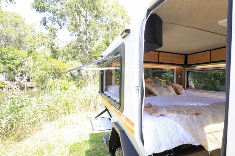 Une caravane qui ne néglige pas le confort avec ce grand lit confortable.