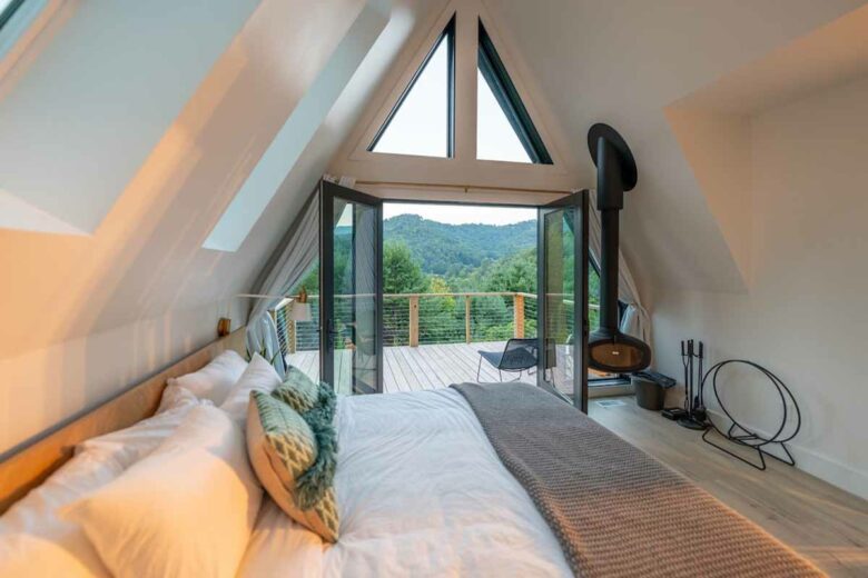 Une superbe chambre à coucher avec vue sur de beaux paysages.