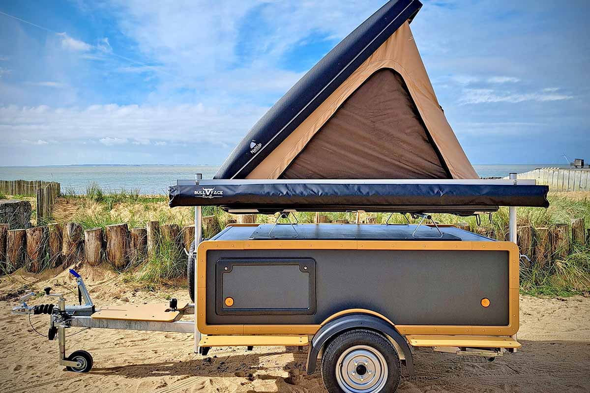 Une remorque avec une tente de toit adaptée.