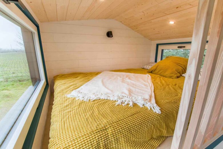 Un espace de couchage sur une mezzanine pouvant accueillir un lit de 140×190 cm.