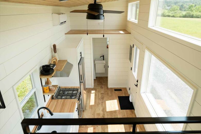 Vue du salon sur l'intérieur de la tiny house.