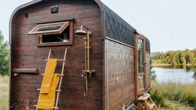 Une tiny-house aux allures rétro qui ressemble à une roulotte.