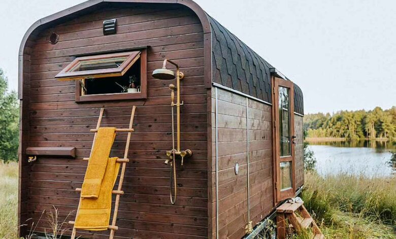 Une tiny-house aux allures rétro qui ressemble à une roulotte.