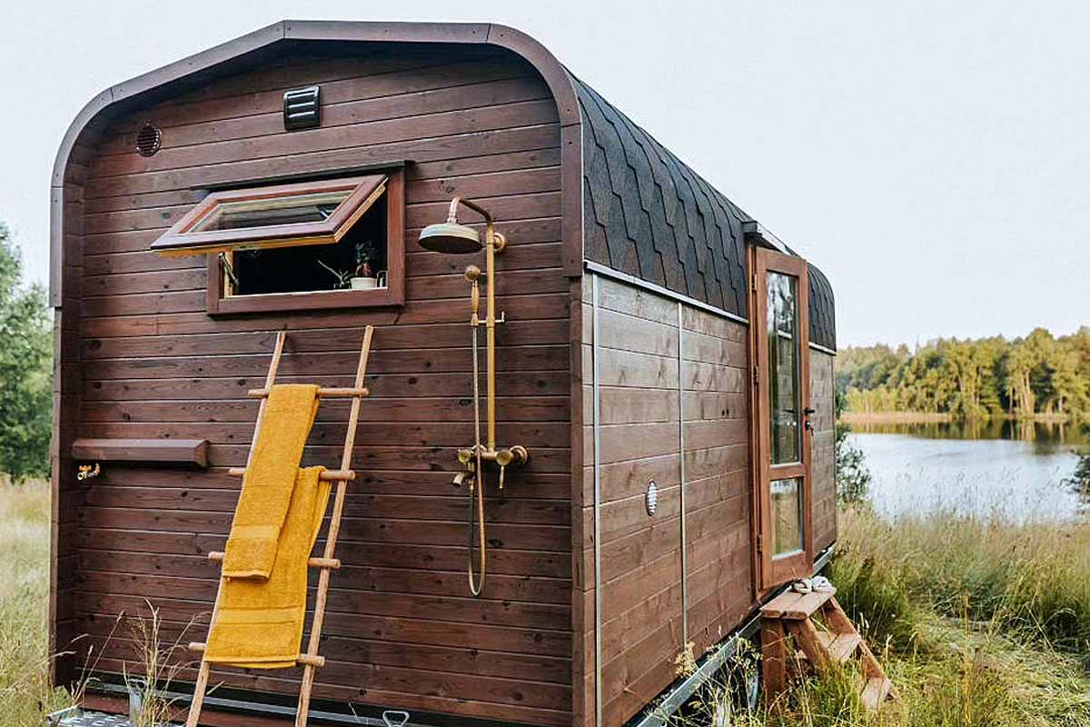 Une tiny-house aux allures rétro qui ressemble à une roulotte.