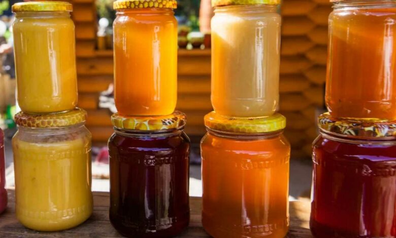 Le miel peut avoir différentes colorations en fonction de la variété de fleurs butinées par les abeilles.