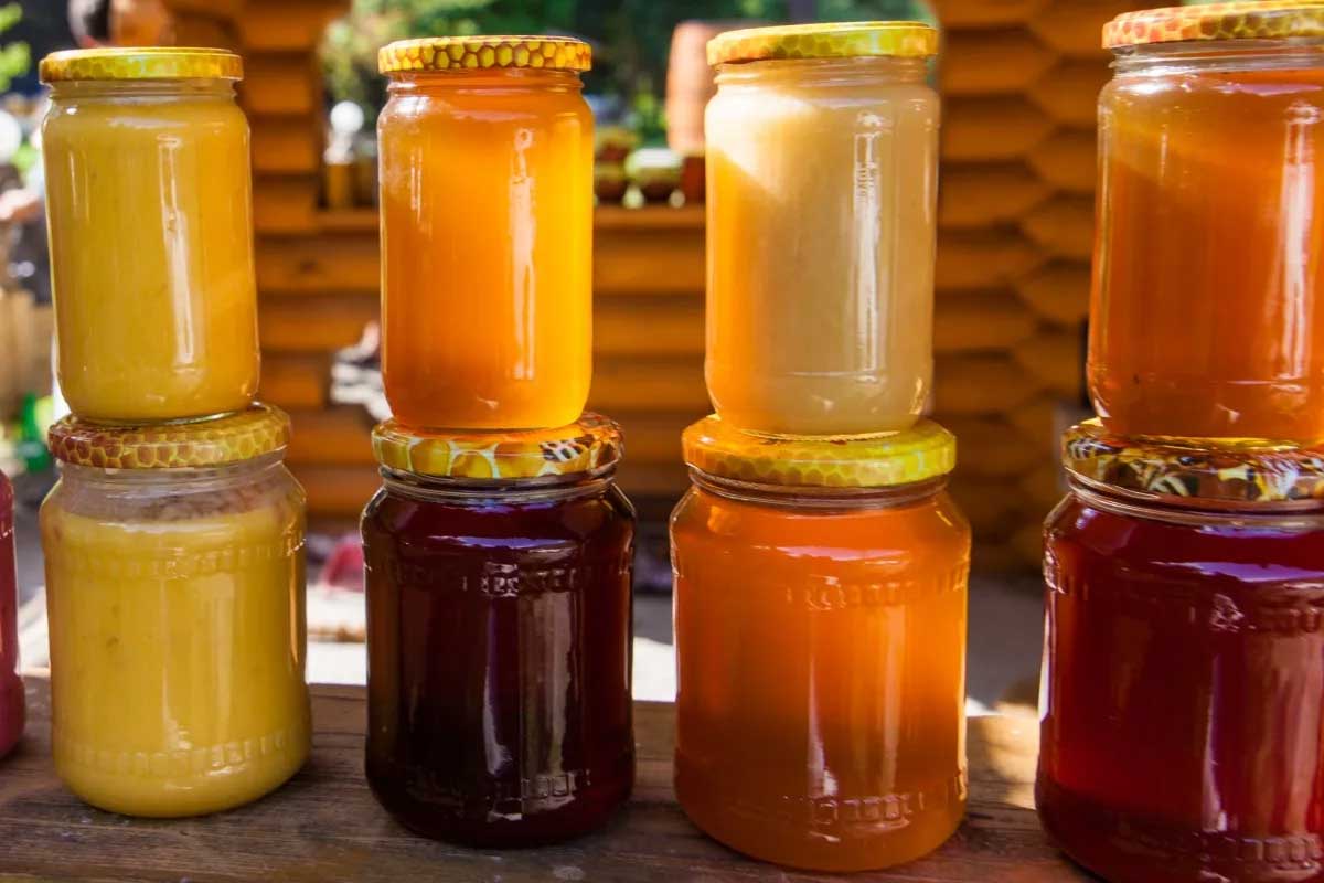 Le miel peut avoir différentes colorations en fonction de la variété de fleurs butinées par les abeilles.