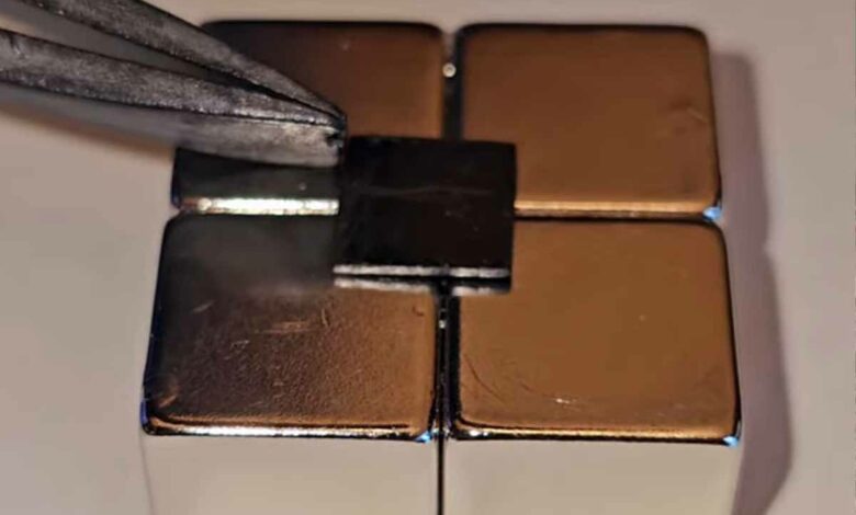 Sans énergie extérieure, ces chercheurs parviennent à faire léviter un objet à base de graphite.