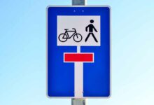Le panneau de signalisation C13d indique une voie sans issue avec un passage pour les piétons et cyclistes.