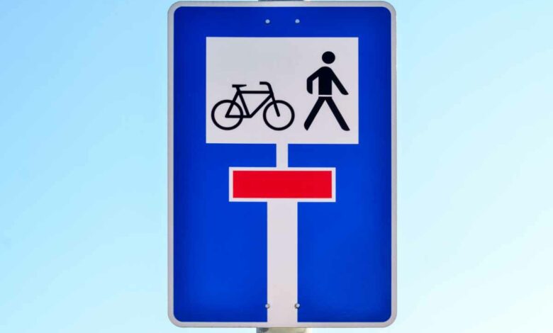 Le panneau de signalisation C13d indique une voie sans issue avec un passage pour les piétons et cyclistes.