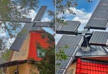 Un moulin à vent transformé avec des panneaux solaires sert désormais de maison de vacances.