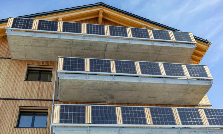 Production d'énergie solaire sur les balcons de cette résidence.
