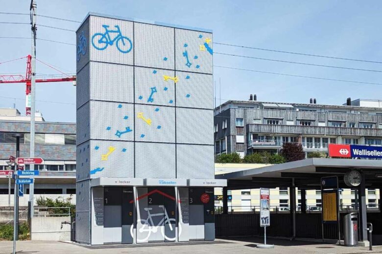 Des tours pour le stationnement sécurisé des vélos mises en place près des gares.