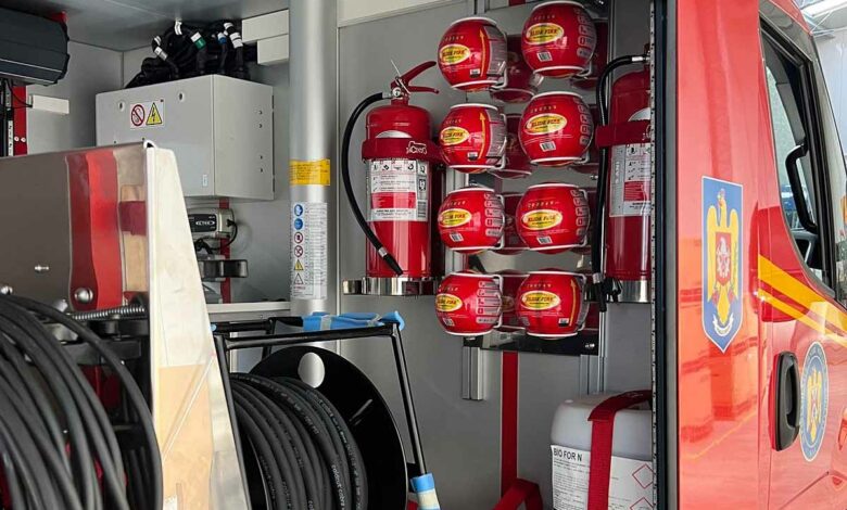 Des boules anti incendie dans un camion de pompiers Roumain.